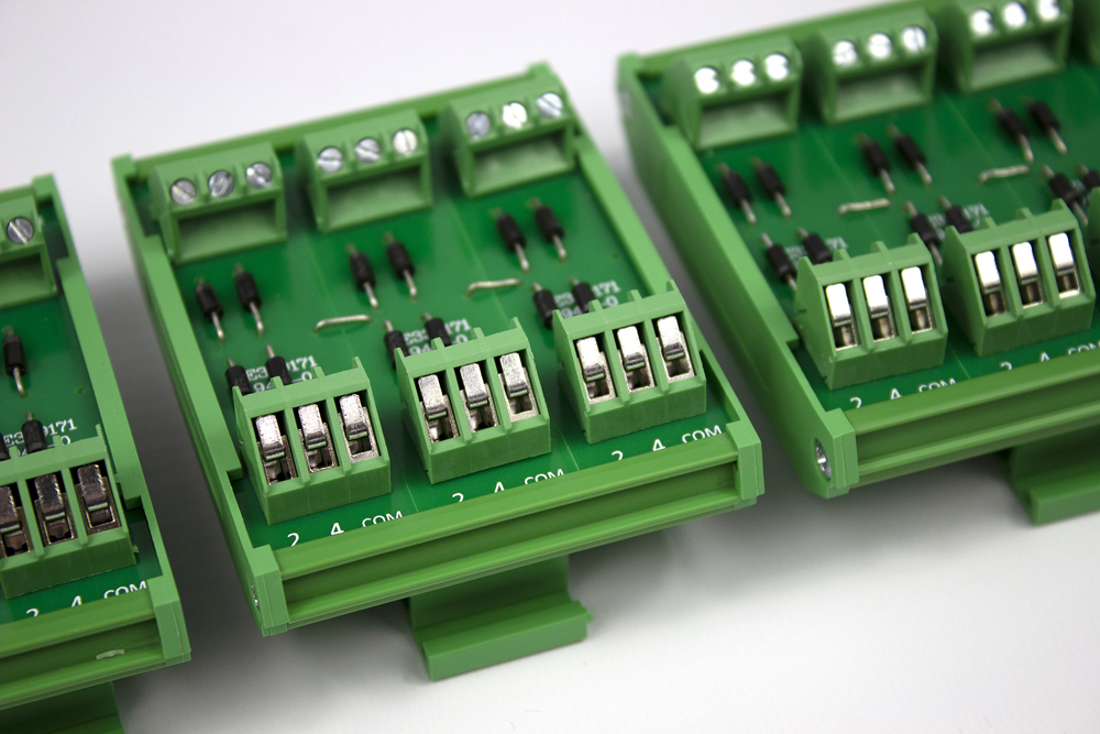 INTERFACE MODULE WITH DIN RAIL SUPPORT